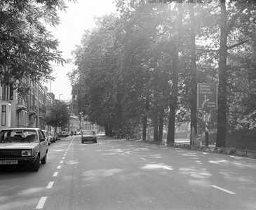 884467 Afbeelding van een ANWB-wegwijzer rechts in de berm van de Tolsteegsingel te Utrecht, met op de achtergrond ...